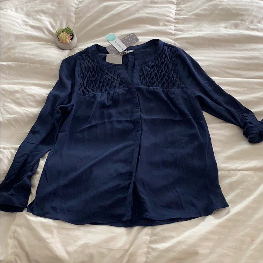 Beautiful NWT Navy Blouse Daniel rainn brand (M)